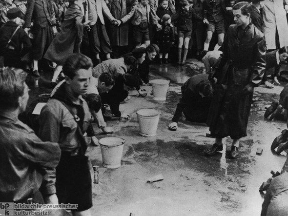 Wiener Juden werden zum Straßenscheuern gezwungen (März/April 1938)